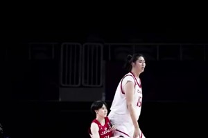 理查德-杰弗森曾在节目中疑似拍女主持人屁股，随后辟谣🤣